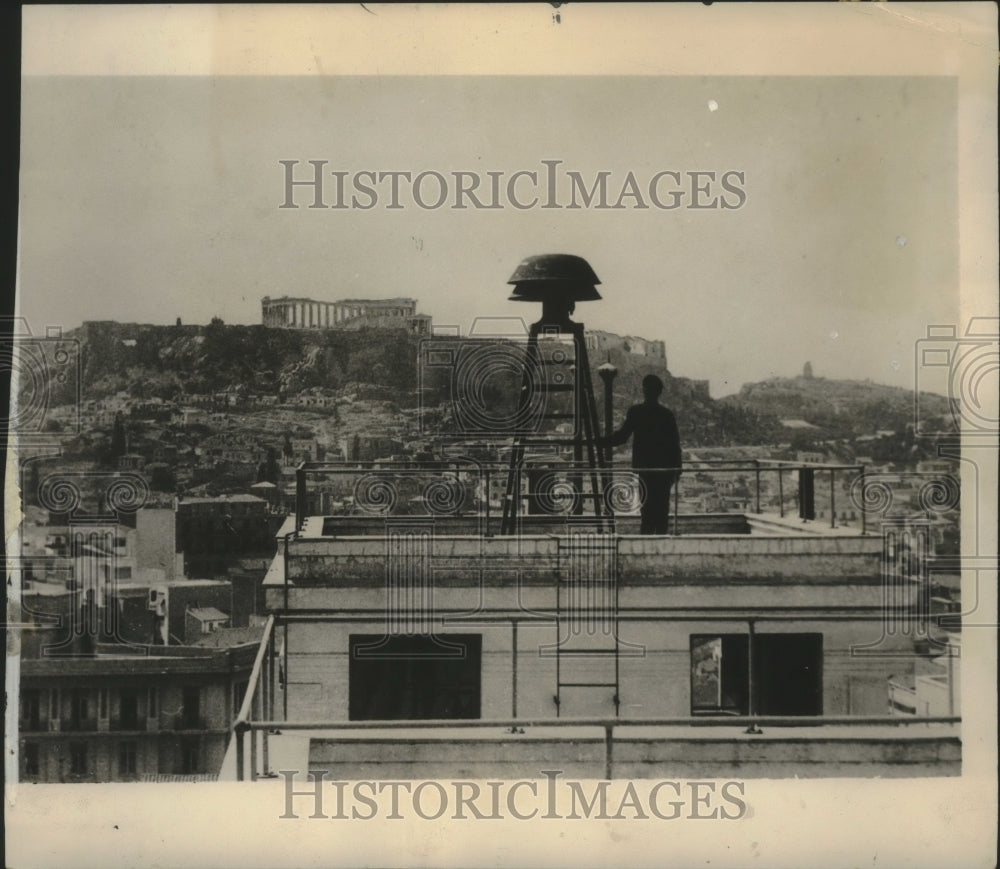 1940 Press Photo Sign of the time in Athens as air raid siren sets atop building- Historic Images