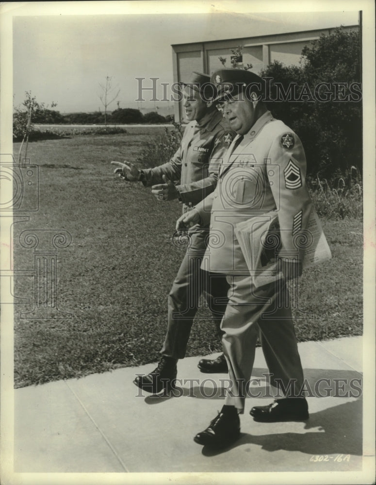 1964 Press Photo Jackie Gleason & Steve McQueen star in "Soldier in the Rain"- Historic Images
