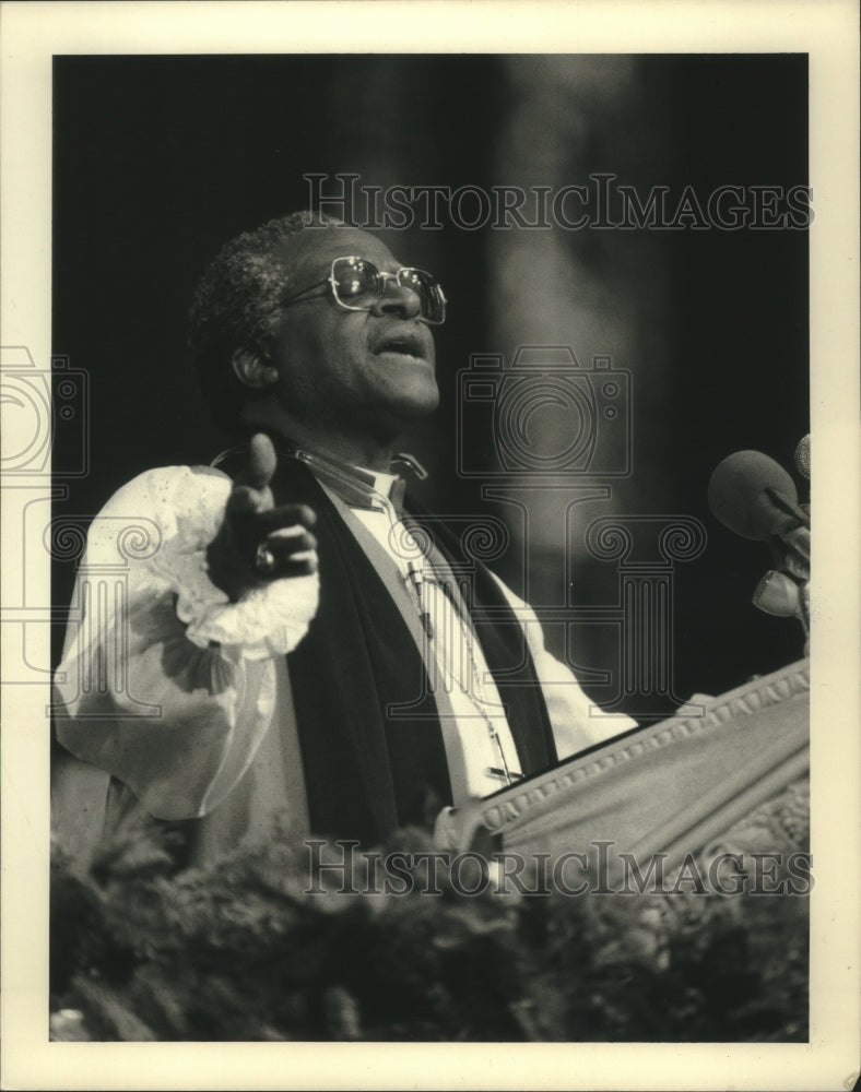 1984 Press Photo Anglican Bishop Desmond Tutu delivering sermon, Washington.- Historic Images