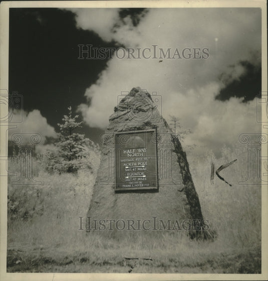 1943 Press Photo This Marker North of Green Bay shows Halfway Point - mjx57319- Historic Images
