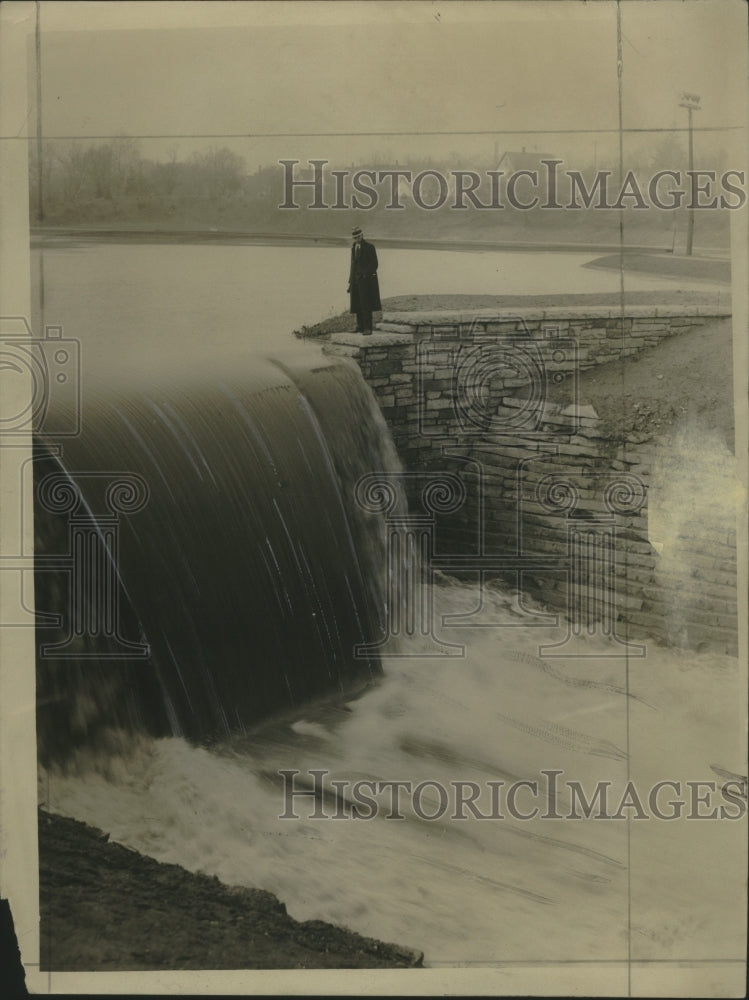 1933 Press Photo Oak Creek parkway dam in South Milwaukee, Wisconsin - mjx57327- Historic Images