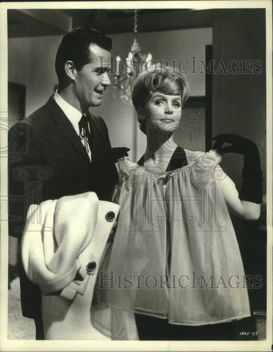 1964 Press Photo James Garner and Lee Remick star in "The Wheeler Dealer."- Historic Images