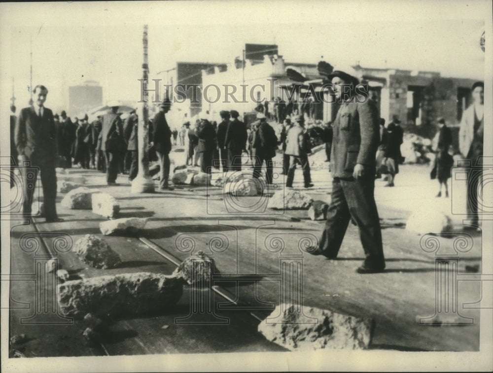 1932 Press Photo Striking workers laid heavy rock on streetcar tracks in protest