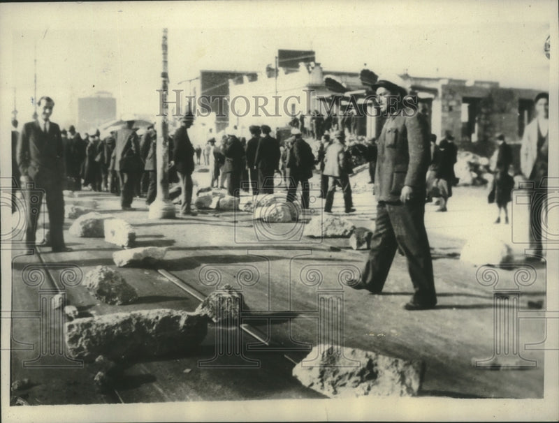 Load image into Gallery viewer, 1932 Press Photo Striking workers laid heavy rock on streetcar tracks in protest
