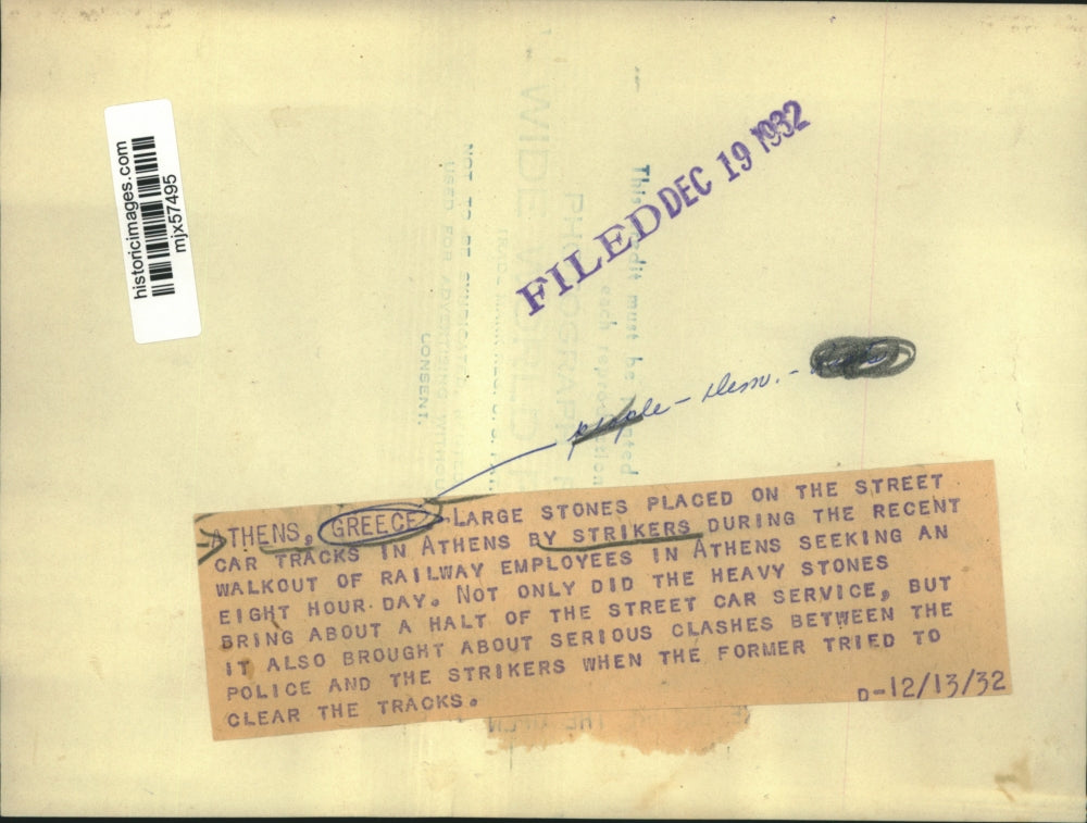 1932 Press Photo Striking workers laid heavy rock on streetcar tracks in protest