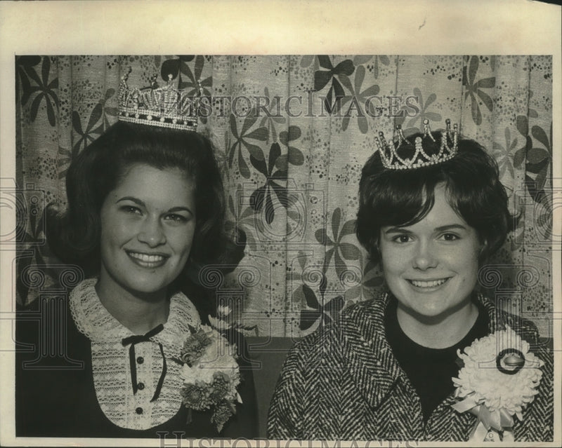 Load image into Gallery viewer, 1956 Press Photo Miss Wisconsin and Oshkosh State University homecoming Queen.
