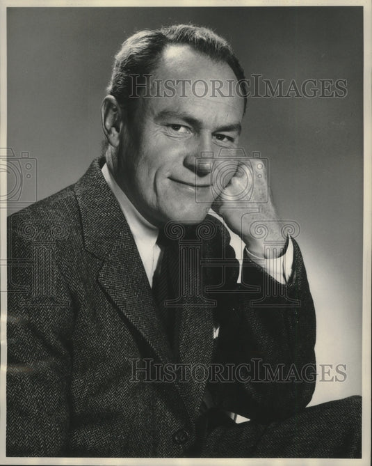 1956 Press Photo E. G. Marshall is on stage in "Waiting For Godot" - mjx57677- Historic Images
