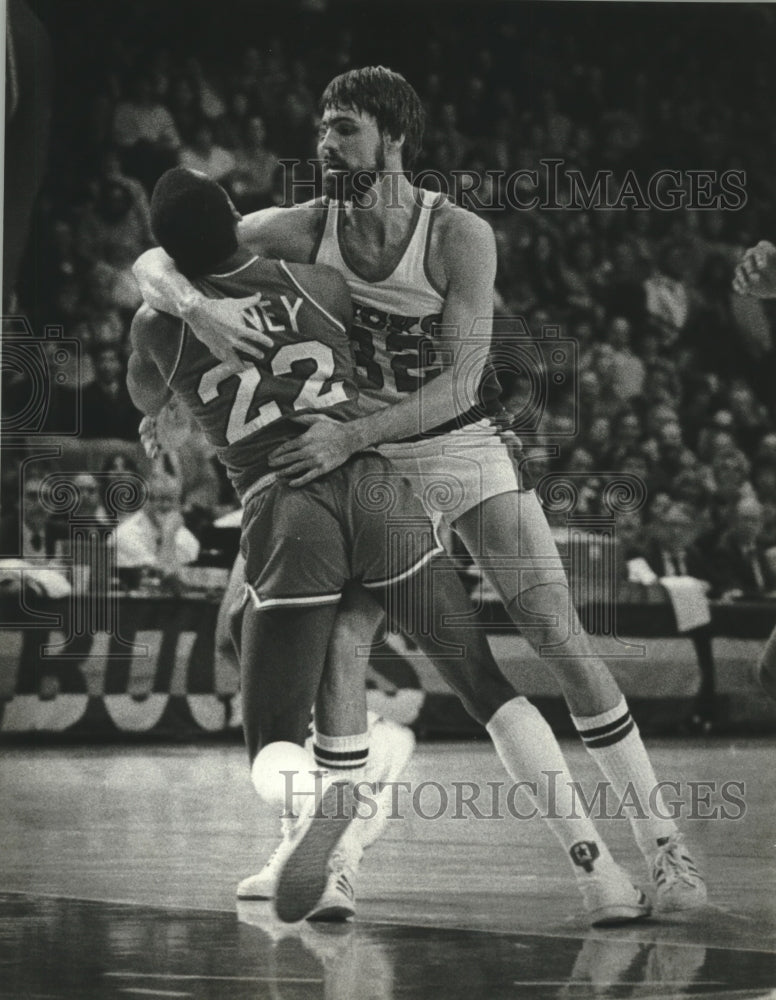 1983 Press Photo Bucks Basketball&#39;s Brian Winters collide with Andrew Toney- Historic Images