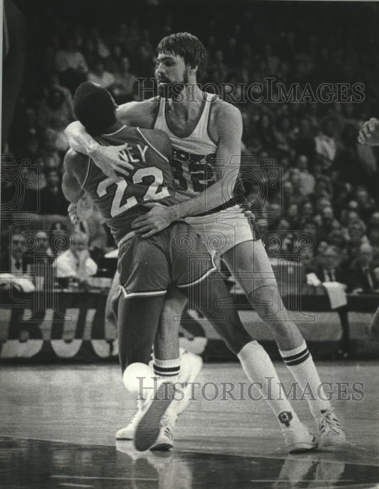 1983 Press Photo Bucks Basketball's Brian Winters collide with Andrew Toney- Historic Images