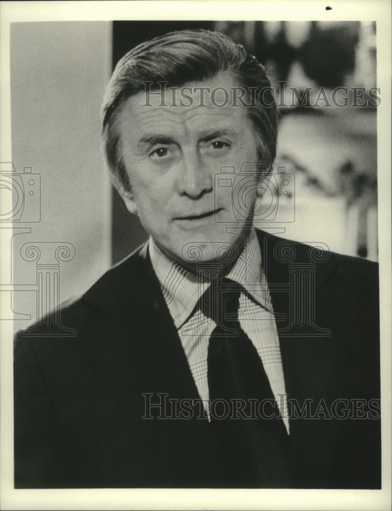 1975 Press Photo Kirk Douglas guest hosts the &quot;Tonight Show&quot;Â - mjx58059- Historic Images