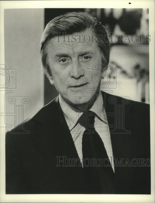 1975 Press Photo Kirk Douglas guest hosts the "Tonight Show"Â - mjx58059- Historic Images