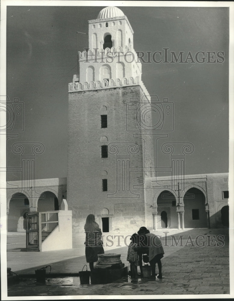 1962 Press Photo Moslem Citizens Draw Water From Well At Grand Mosque In Tunisia- Historic Images