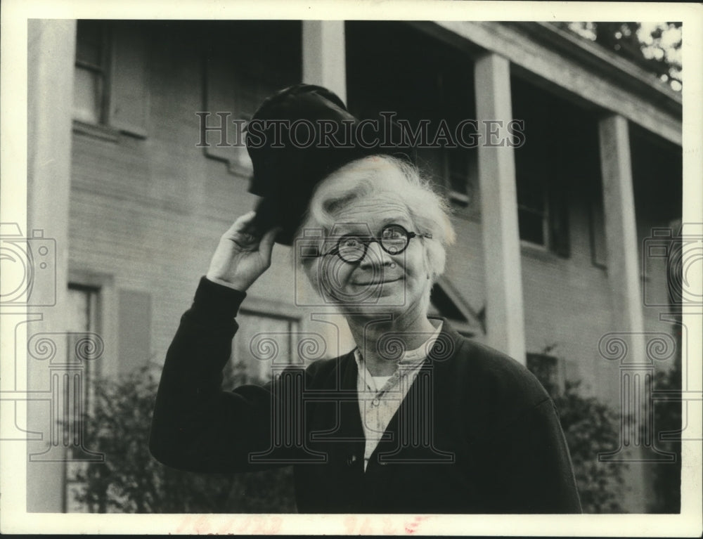 1987 Press Photo Red Buttons, comic, doffs his hat in his role as &quot;Alexander&quot;- Historic Images