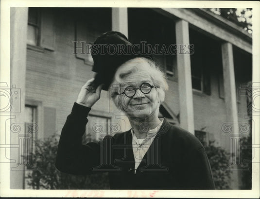 1987 Press Photo Red Buttons, comic, doffs his hat in his role as "Alexander"- Historic Images