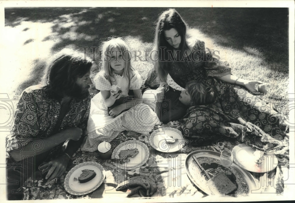 1971 Press Photo Peter Fonda enjoys picnic in with his family - mjx58480- Historic Images