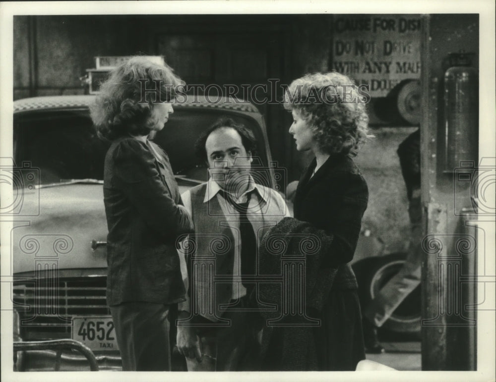 1982 Press Photo Actor Danny Devito &amp; women of &quot;Taxi&quot; - mjx58928- Historic Images