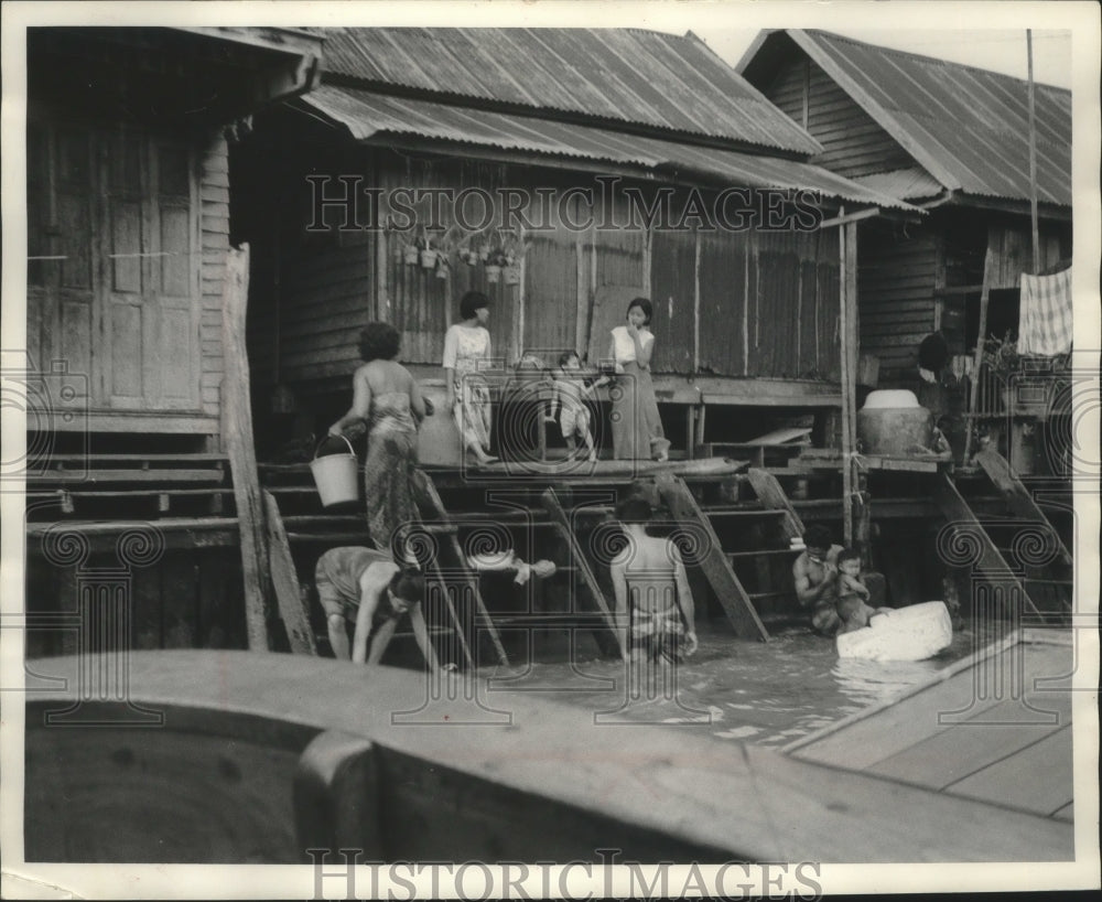 1970 Press Photo Thai people bath in canal in the morning, Bangkok, Thailand