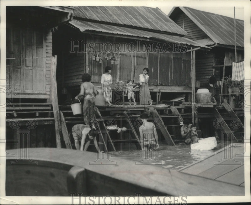 Load image into Gallery viewer, 1970 Press Photo Thai people bath in canal in the morning, Bangkok, Thailand
