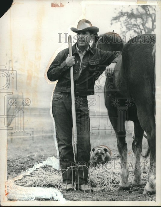 1962 Press Photo Ernie Ford on his farm near San Francisco with horse & bulldog- Historic Images
