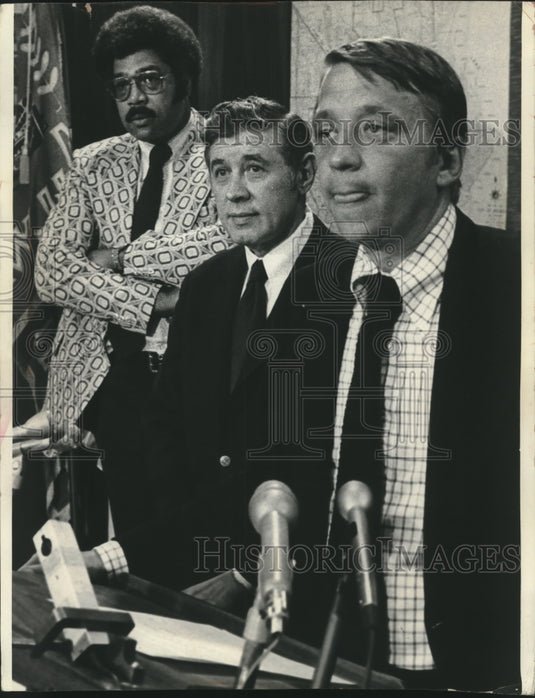 1973 Press Photo Milwaukee Mayor Maier announces to press Milwaukee Bucks' arena- Historic Images