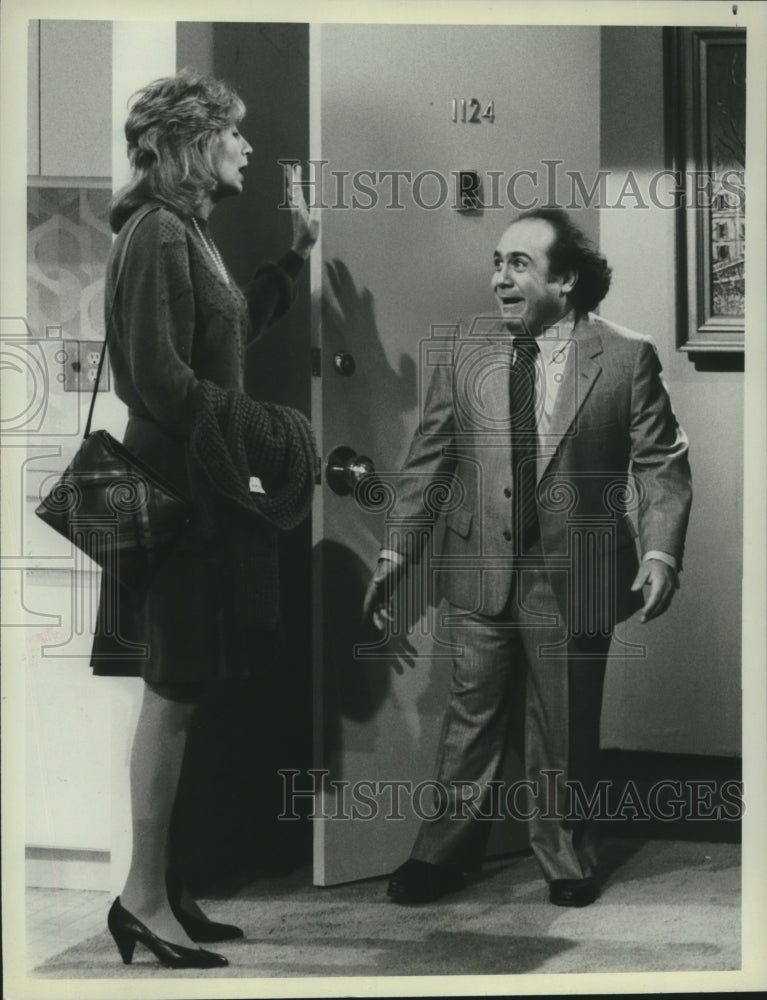 1982 Press Photo Penny Marshall and Danny DeVito in &quot;Louis Moves Uptown&quot;, &quot;Taxi&quot;- Historic Images