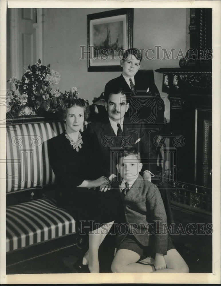 1944 Press Photo Governor Thomas E. Dewey of New York strikes a family pose.- Historic Images