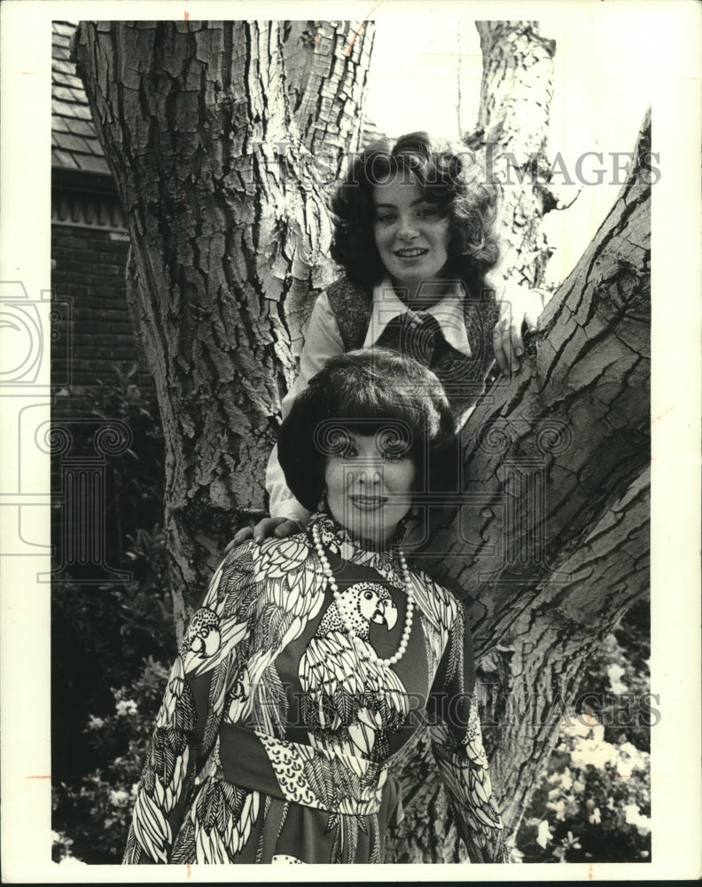 1972 Press Photo Actress Ann Blyth and daughter Maureen Ann McNulty. - mjx59463- Historic Images