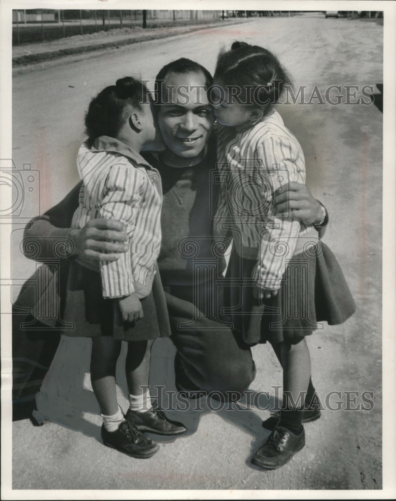 1958 Press Photo Billy Bruton of the Milwaukee Braves with his daughters- Historic Images