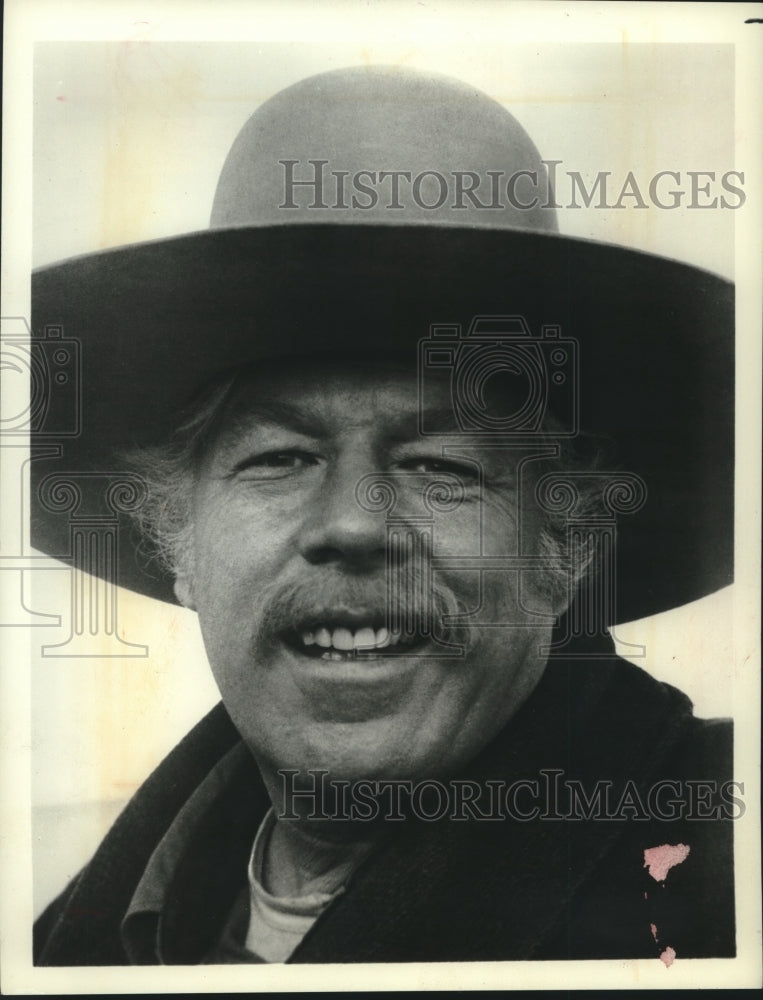 1977 Press Photo George Kennedy in &quot;Cahill, U.S. Marshal&quot; - mjx59807- Historic Images