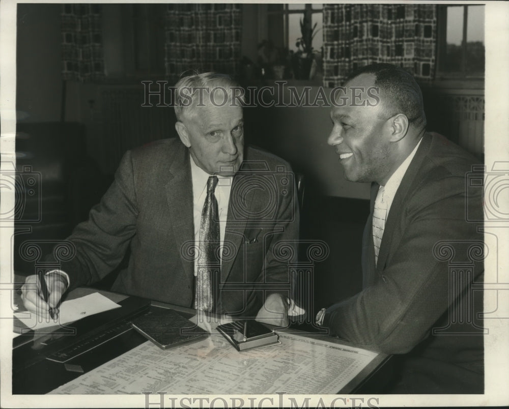 1956 Press Photo Chicago-Boxer Jersey Joe Walcott talks with John Gutknecht- Historic Images