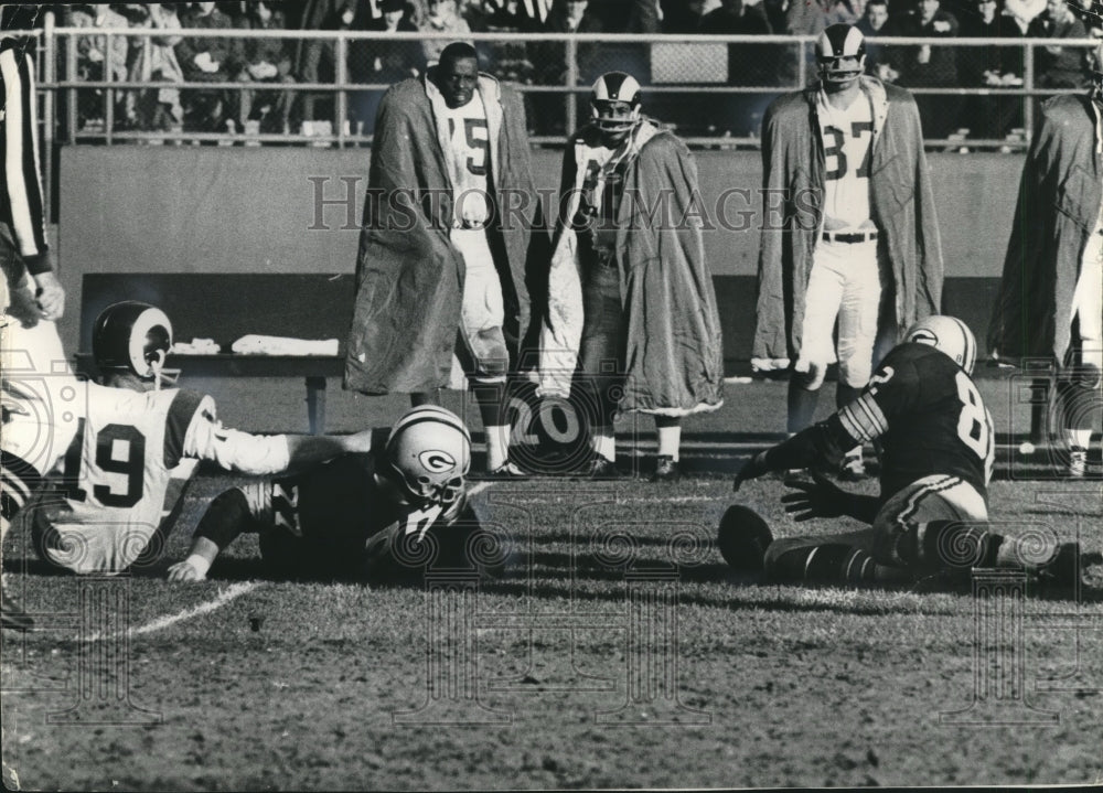 1965 Press Photo Green Bay Packers&#39; Lionel Aldridge recovers football, Wisconsin- Historic Images