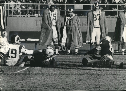 1965 Press Photo Green Bay Packers' Lionel Aldridge recovers football, Wisconsin- Historic Images