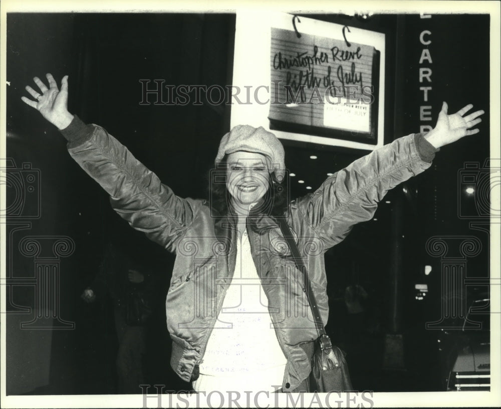 1981 Press Photo New York-Swoosie Kurtz poses near the &quot;Fifth of July&quot; marquee.- Historic Images