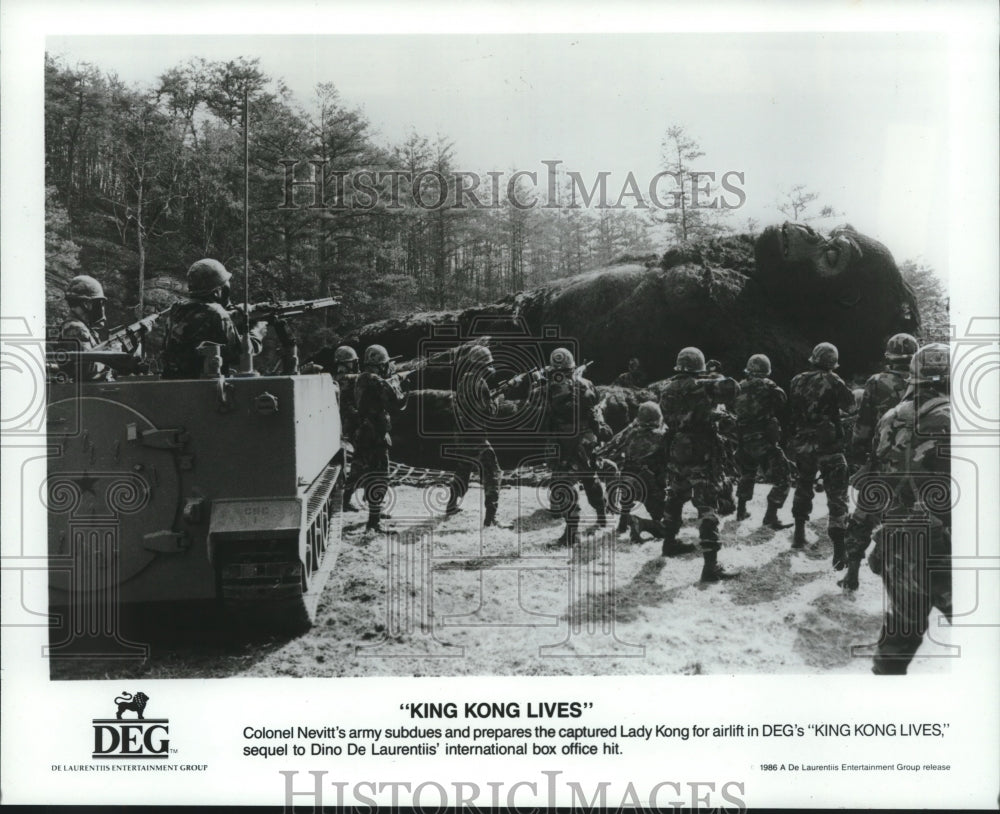 1986 Press Photo Colonel Nevitt&#39;s Army Captures Lady Kong In &quot;King Kong Live&quot;- Historic Images