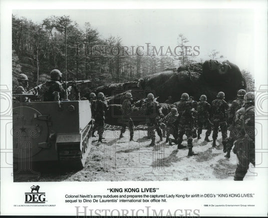 1986 Press Photo Colonel Nevitt's Army Captures Lady Kong In "King Kong Live"- Historic Images