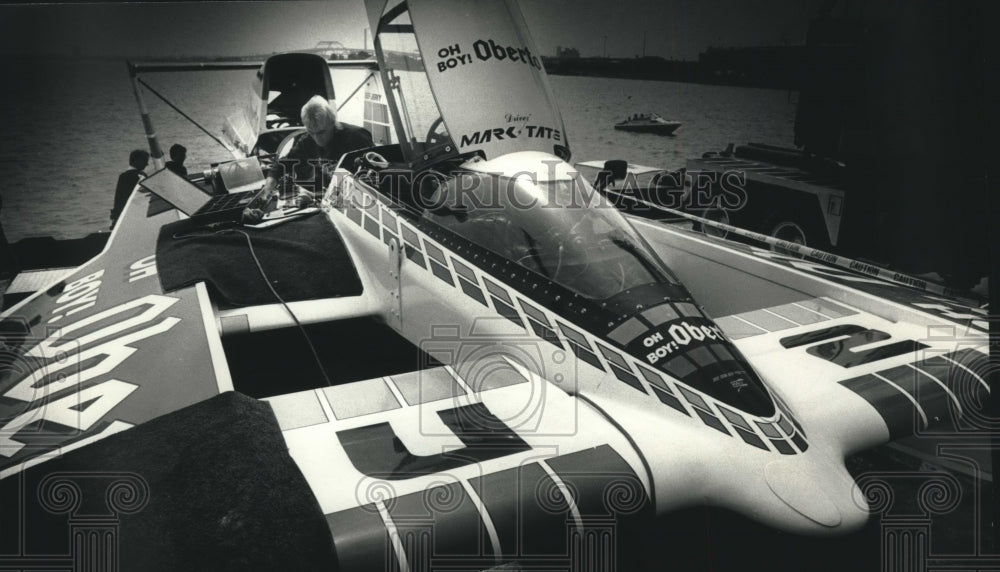 1990 Press Photo Jeff Minar makes adjustments on hydroplane &quot;Oh Boy Oberto&quot;.- Historic Images