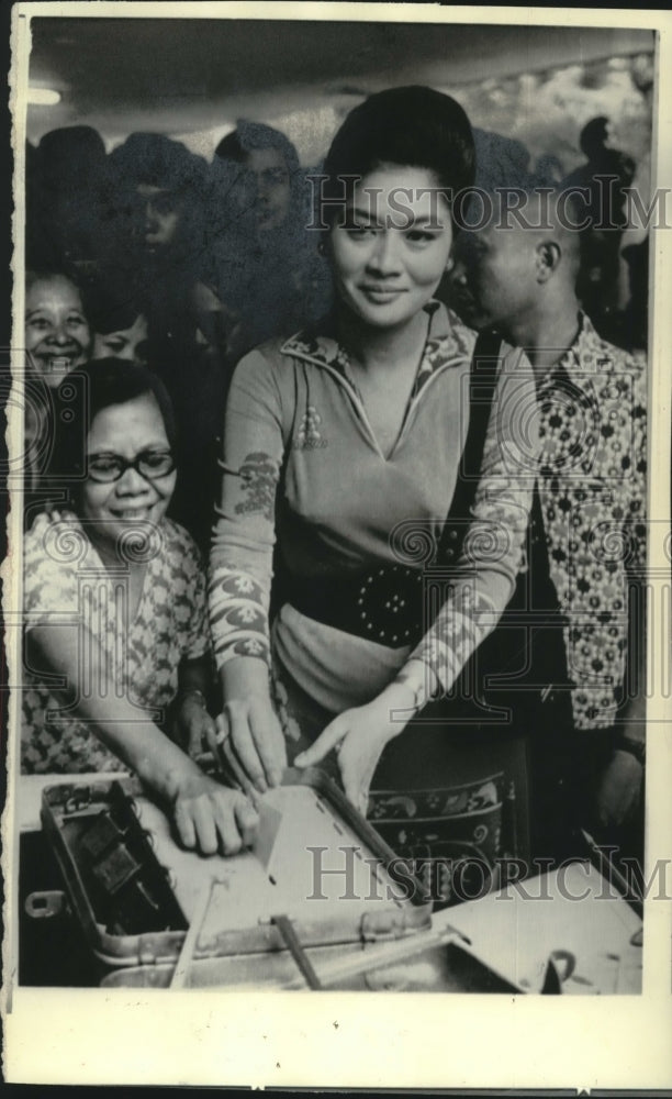 1971 Press Photo Imelda Marcos, wife of Philippine president voting in Manila- Historic Images