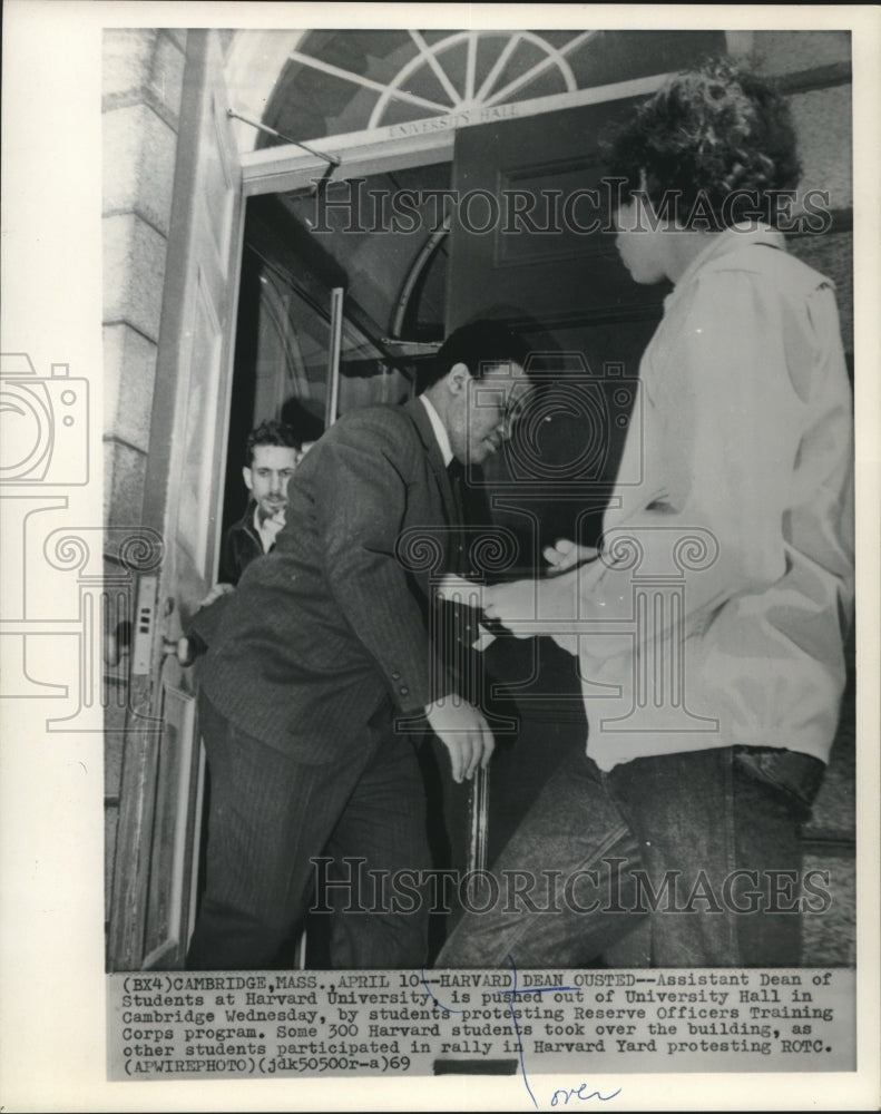 1969 Press Photo Asst Dean Archie Epps pushed out of Harvard University Hall- Historic Images