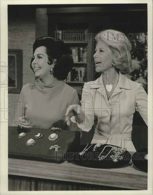 1973 Press Photo Ann Miller and Dinah Shore on "Dinah's Place." - mjx60883- Historic Images