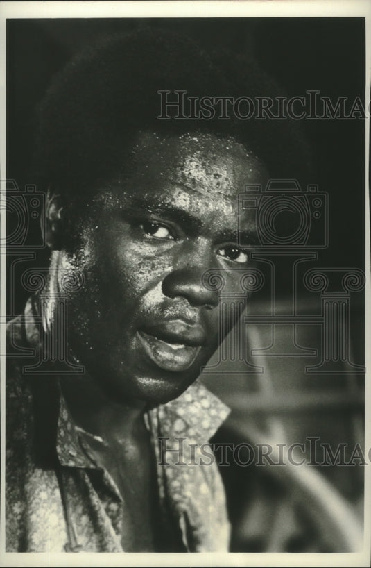 1977 Press Photo Character Georg Stanford Brown on ABC-TV's novel "Roots".- Historic Images