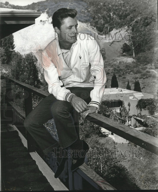 1961 Press Photo Edd Byrnes joins the action in episode on "77 Sunset Strip"- Historic Images