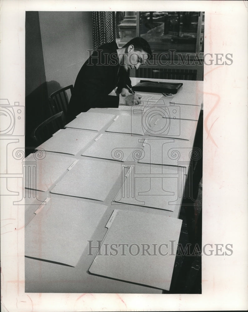 1963 Press Photo Bruce Ellison filling out forms for Peace Corps Milwaukee- Historic Images