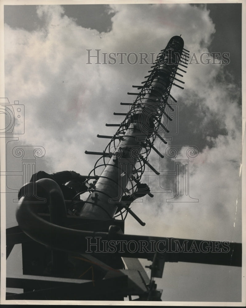 1951 Press Photo New type of television antenna to boost frequencies, Syracuse- Historic Images