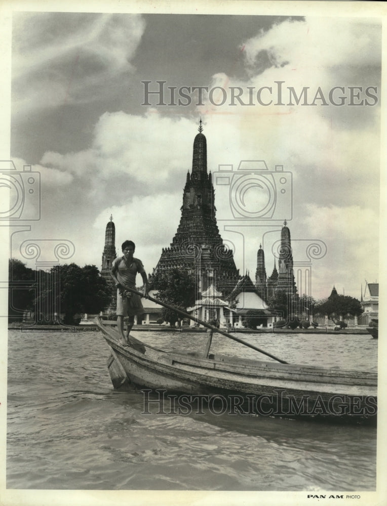 1975 Press Photo Boatman on a city waterway in Bangkok, Thailand - mjx61276