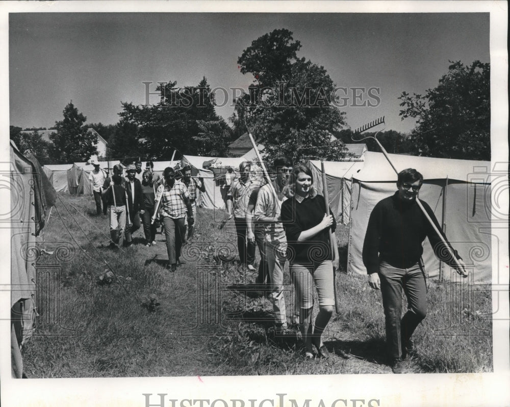 1967 Press Photo Peace Corps trainees head to garden near Waunakee, Wisconsin- Historic Images