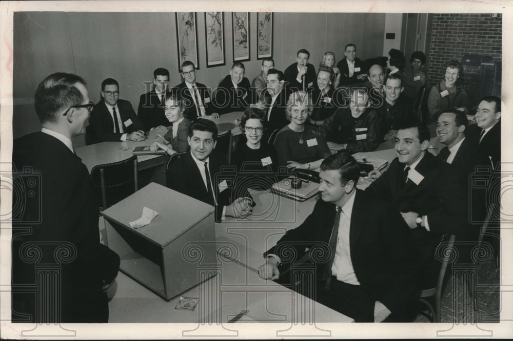 1963 Press Photo Professor Addresses Potential Peace Corps Members In Milwaukee- Historic Images