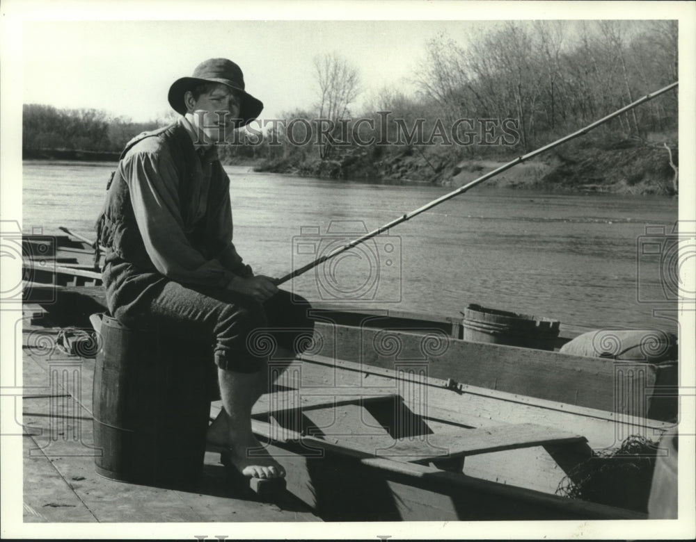 1975 Press Photo Ron Howard Fishes On The Mississippi In 'Huckleberry Finn'- Historic Images