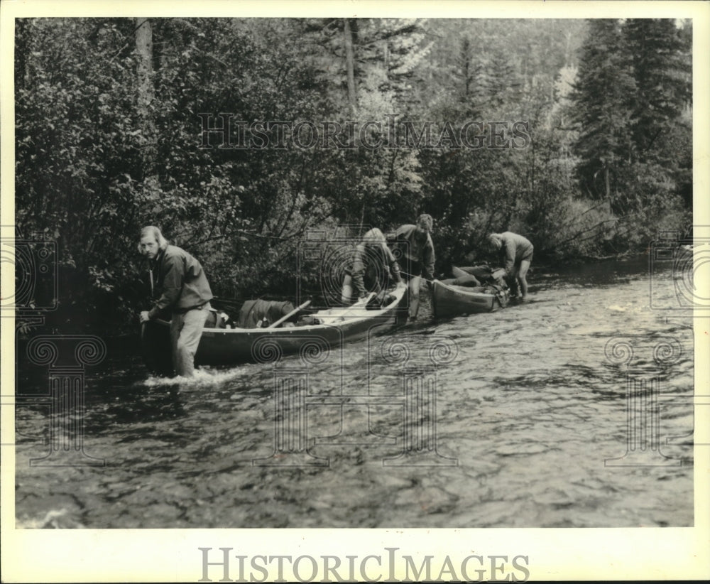 1980 Press Photo Bob Dunn And Friends Walk Upstream While Dragging The Canoes- Historic Images