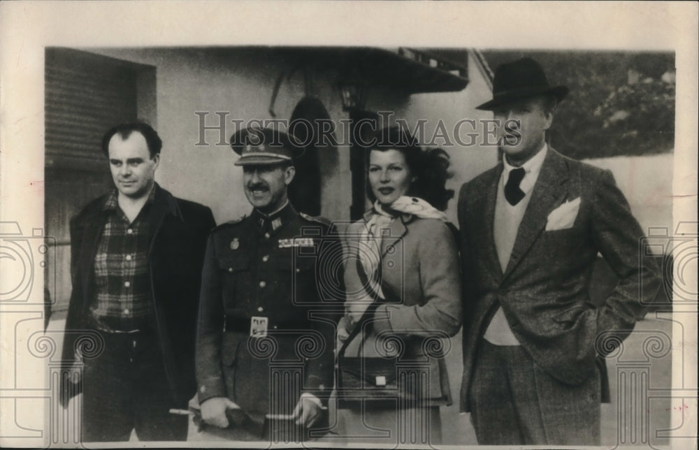 1950 Press Photo Actress Rita Hayworth with others in San Sebastian, Spain- Historic Images