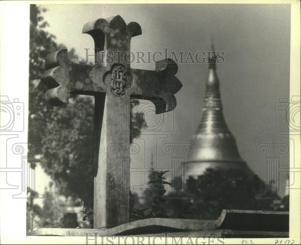 1979 Press Photo Spire Of Pogoda Gleams Above British Cemetery Tombstone, Burma